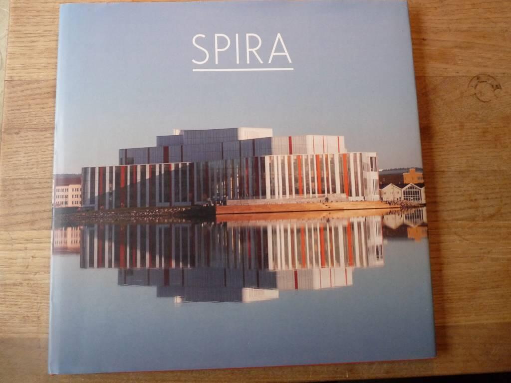 Att st&auml;lla till en scen : historien om Spira