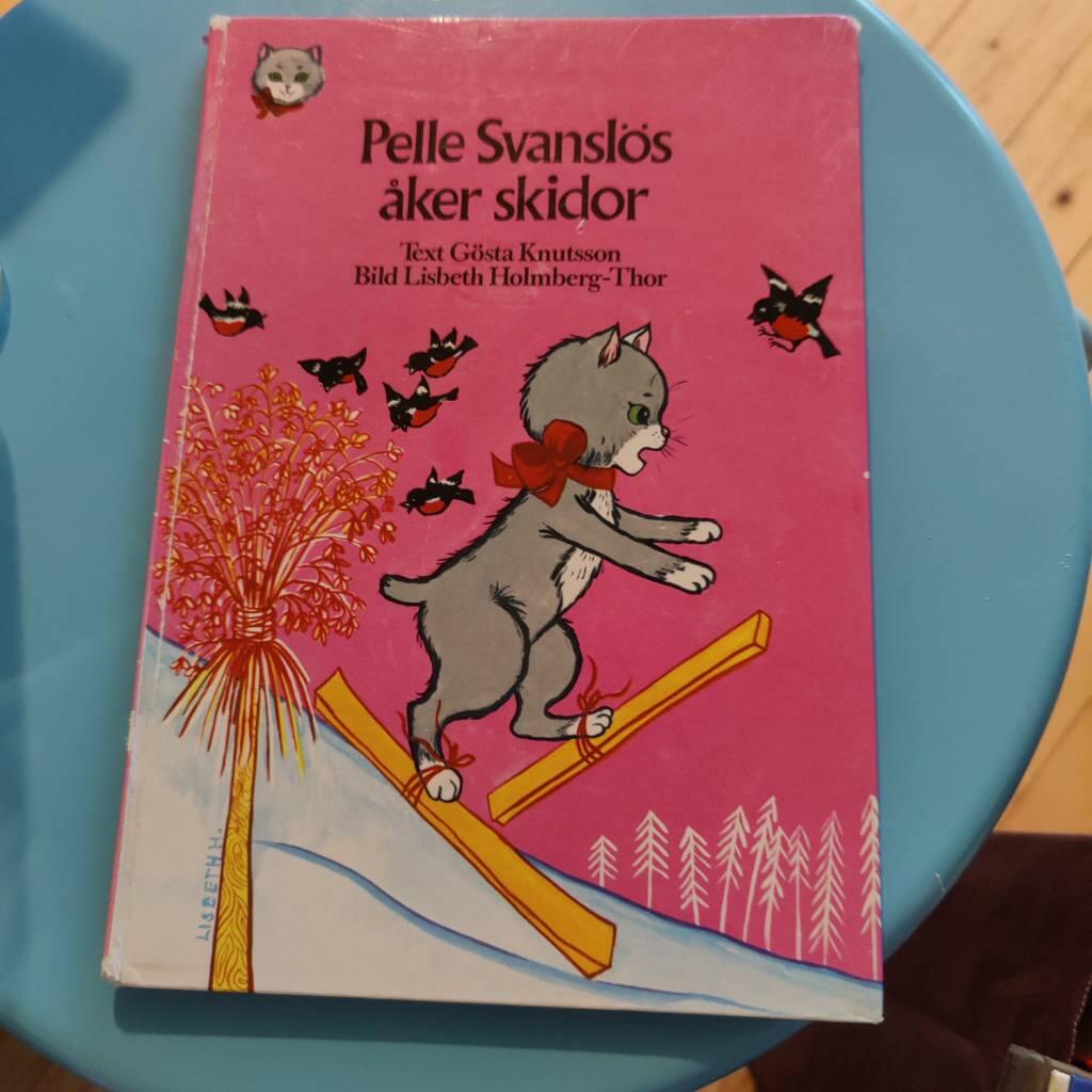 Pelle Svanslös åker skidor