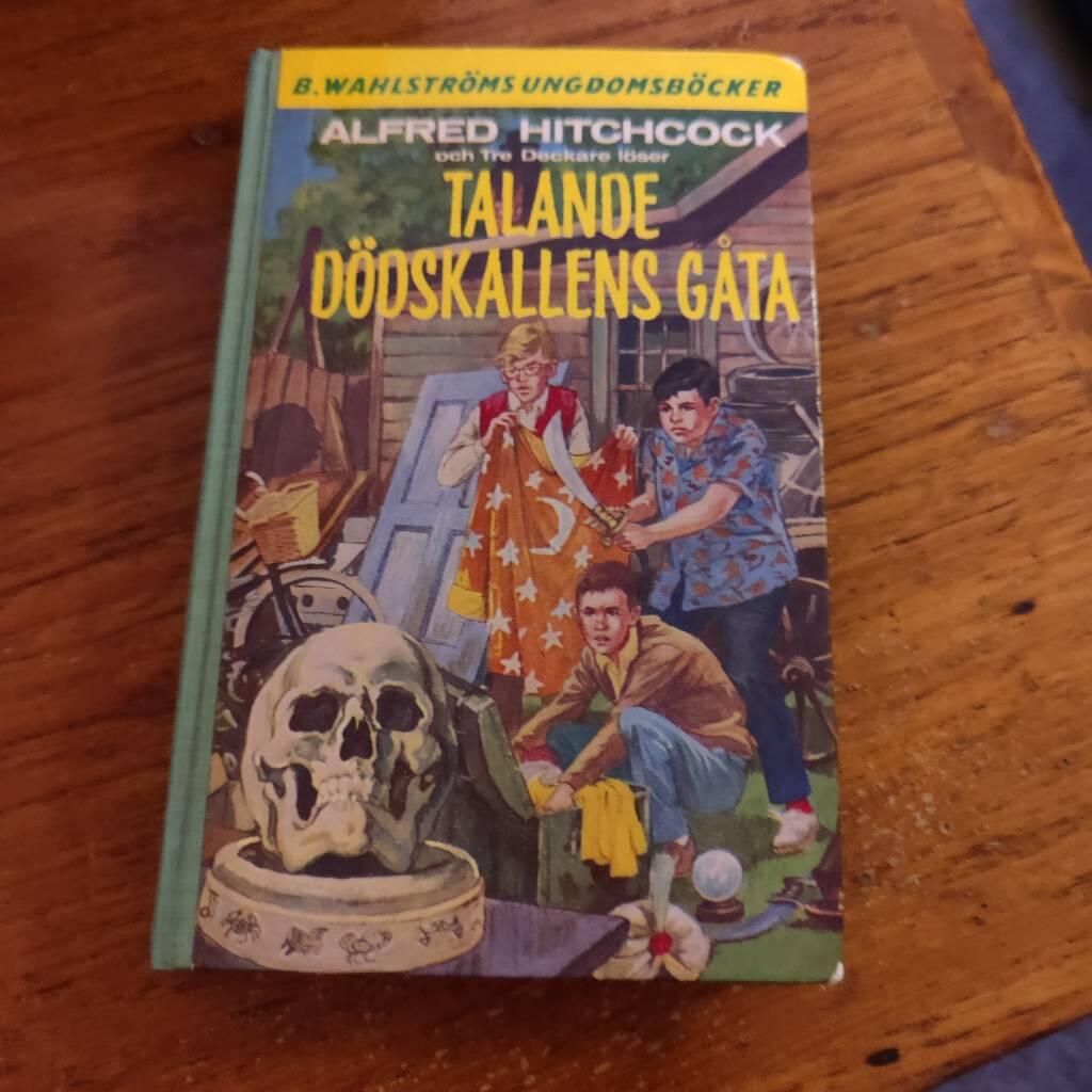 Alfred Hitchcock och Tre deckare l&ouml;ser Talande d&ouml;dskallens g&aring;ta