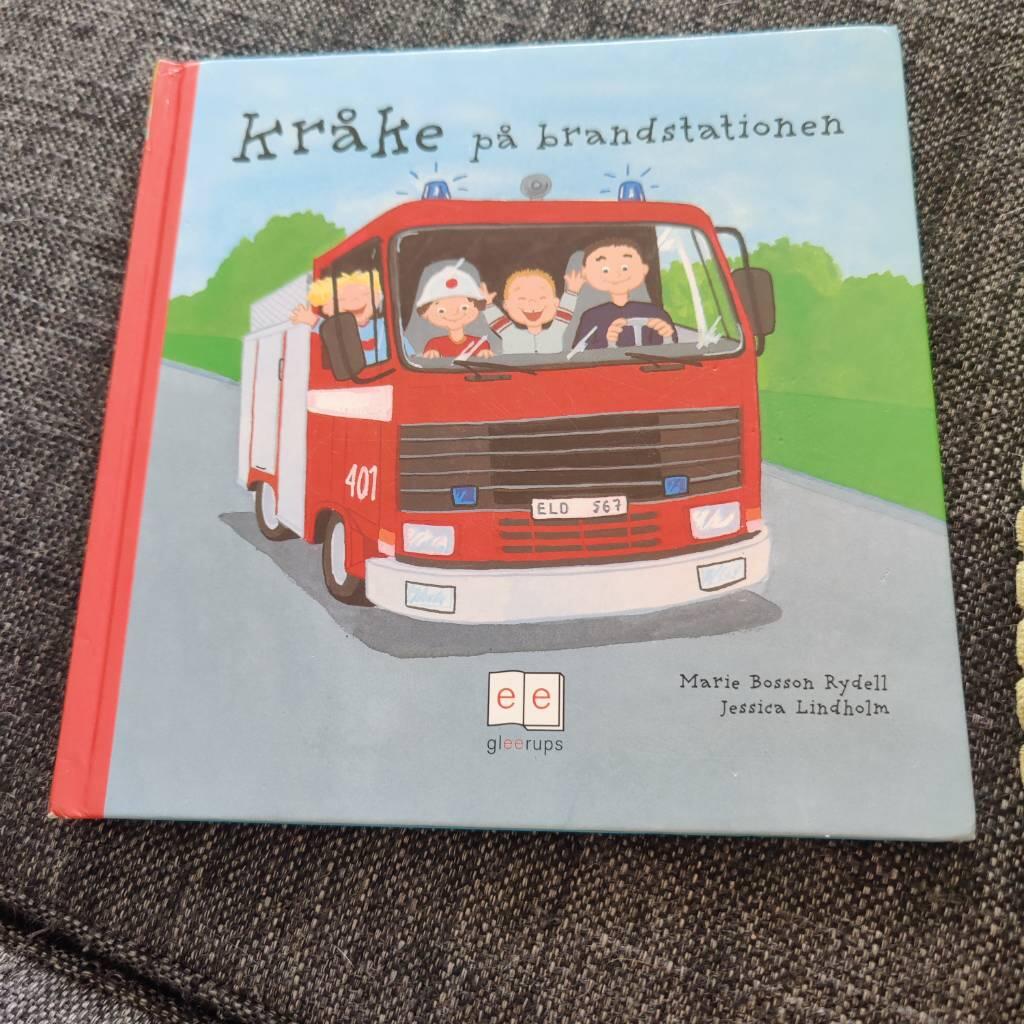 Kr&aring;ke p&aring; brandstationen