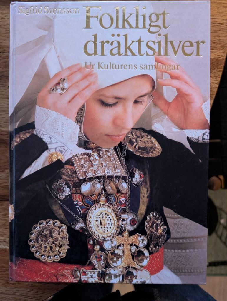 Folkligt dr&auml;ktsilver : ur Kulturens samlingar
