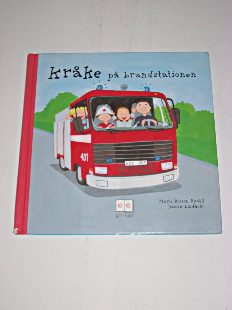 Kr&aring;ke p&aring; brandstationen