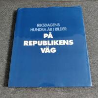 Riksdagens hundra &aring;r i bilder - p&aring; republikens v&auml;g