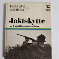 Jaktskytte med hagelb&ouml;ssa och studsare