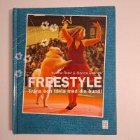 Freestyle : tr&auml;na och t&auml;vla med din hund