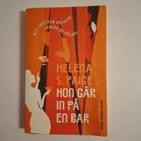 Hon g&aring;r in p&aring; en bar : ditt erotiska &auml;ventyr - v&aring;gar du v&auml;lja?