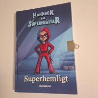 Handbok f&ouml;r superhj&auml;ltar: Superhemligt : Dagbok med kodl&aring;s