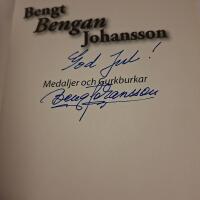 Bengt Bengan Johansson : medaljer och gurkburkar (signerad)