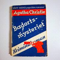 Agatha Christie - Badortsmysteriet (1933) | Svensk F&Ouml;RSTAUTG&Aring;VA!