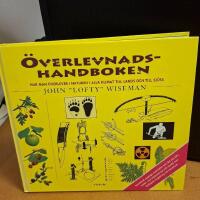 &Ouml;verlevnadshandboken : Hur man &ouml;verlever i naturen i alla klimat till lands och till sj&ouml;ss