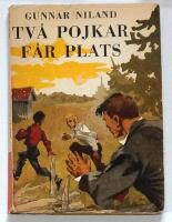 Tv&aring; pojkar f&aring;r plats