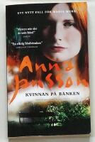 Kvinnan p&aring; b&auml;nken