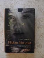 Flickan fr&aring;n ovan