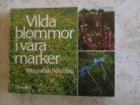 Vilda blommor i v&aring;ra marker : fotografisk flora i f&auml;rg