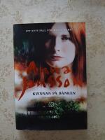 Kvinnan p&aring; b&auml;nken