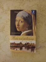 Flicka med p&auml;rl&ouml;rh&auml;nge