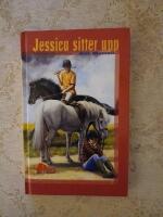 Jessica sitter upp (Pollux H&auml;stbokklubb)