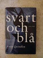 Svart och bl&aring;