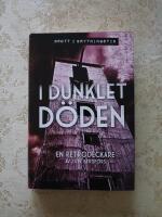I dunklet d&ouml;den : en retrodeckare