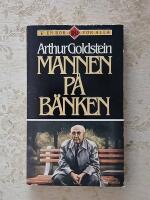 Mannen p&aring; b&auml;nken