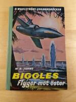 Biggles flyger mot &ouml;ster