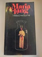 Vitkl&auml;dd med ljus i h&aring;r