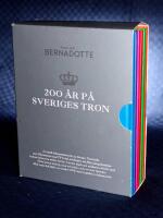 200 &aring;r  p&aring; Sveriges tron. Carl XVI Gustaf/Drottning Silvia/Kronprinsessan Victoria/K&auml;rleken/Arvet/Monarkin