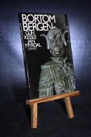 Bortom Bergen. Bilder fr&aring;nBinglingsi,Maijishan,Dunhuang och andra helgedomar l&auml;ngs den gamla v&auml;gen. Med ett inledande resonemang kring resandet,seendet och konsten