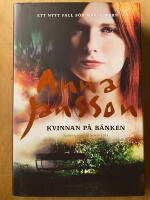 Kvinnan p&aring; b&auml;nken