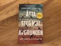 &Aring;tta steg mot avgrunden : v&aring;rt framtida liv p&aring; planeten