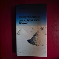 Om hj&auml;ltar och gravar