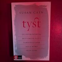 Tyst : de introvertas betydelse i ett samh&auml;lle d&auml;r alla h&ouml;rs och syns