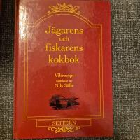 J&auml;garens och fiskarens kokbok - receptsamling &ouml;ver matr&auml;tter tillagade av fyrfota villebr&aring;d, jaktbara f&aring;glar, fiskar, kr&auml;ftor, &auml;tliga grodor, svampar samt skogens vilda b&auml;r