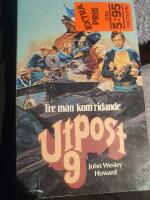 Tre m&auml;n kom ridande. Utpost 9
