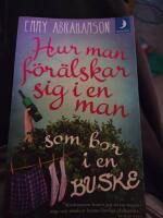 Hur man f&ouml;r&auml;lskar sig i en man som bor i en buske - roman
