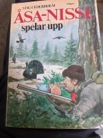 &Aring;sa-Nisse spelar upp