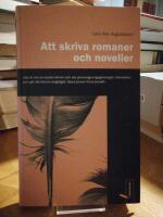 Att skriva romaner och noveller.