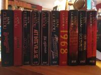 Det stora &aring;rhundradet 1-10. (1.Brobyggarna. 2. Dandy. 3. Mellan r&ouml;tt och svart. 4. Att inte vilja se. 5. Bl&aring; stj&auml;rnan. 6. &Auml;kta amerikanska jeans. 7. 1968. 8. De som d&ouml;dar dr&ouml;mmar sover aldrig. 9. Den andra d&ouml;dssynden. 10. Slutet p&aring; historien.)