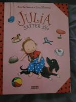 Julia s&auml;tter sig