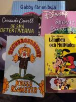 Gabor f&aring;r en bula, De sm&aring; detektiverna, Sn&ouml;vit och de sju dv&auml;rgarna, L&aring;ngben och mullvaden, Regnb&aring;gslandet Kalle Blomster