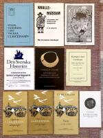 Stadsvandring i det vackra Ulricehamn. + Knalle-M&auml;ssan. L&auml;roverket och sporthallen, Ulricehamn. 8-16 augusti. + Knalledagarna 14 & 15 aug - 87. + Den Svenska Historien. Ulricehamns Museum. Sten Sture d y och slaget vid Bogesund 1520. 21 mars - 29 maj 1993. + Ulricehamns Museum. Utst&auml;llning 25-27 okt. 1985. M&ouml;nekragen, Timmelegudinnan, Str&auml;ngseredssp&auml;nnet. + F&ouml;rteckning &ouml;ver subskribenterna p&aring; den minnespenning som pr&auml;glades 1970 med anledning av att Kyrkoherde Kurt Hillstr&ouml;m d&aring; l&auml;mnade sin tj&auml;nst. + V&auml;gvisare &ouml;ver Ulricehamn med omgivningar. + V&auml;gvisare &ouml;ver Ulricehamn med omgivningar. + Ulricehamn. Vejviser over byen og omegn. +  Kampen mot frestelsen. Predikan i Ulricehamns kyrka 1 s&ouml;nd. i Fastan, 23 febr. 1947, &ouml;ver Matt. 16: 21-23