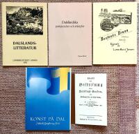 F&ouml;rs&ouml;k till beskrifning &ouml;fwer Dalskogs socken, uti Elfsborgs l&auml;n och Dals land. + Dalsl&auml;ndska postanstalter och st&auml;mplar. + Rostocks brunn. H&auml;lsobrunn och badanstalt. + Konst p&aring; Dal. Dalslands Konstf&ouml;rening 50 &aring;r. + Konst p&aring; Dal. Konsthallen G&ouml;teborg. Vernissage l&ouml;rdag 30 nov. 1985 kl 14-16. + Dalslandslitteratur