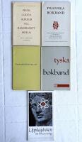 Kungliga Bibliotekets utställningskataloger: 2. Från Codex aureus till Rembrandtbibeln. + 9. Franska bokband. + 12. Svensk tidskriftskonst 1954-1956. + 19. Tyska bokband. + 29. Uppslagsboken som verk och verktyg. + 30. Schweizaren Hugo Peller och hans svenska elever utställer moderna bokband. + 32. Kungliga bokband. + 35. Illuminated Manuscripts and Other Remarkable Documents. + 43. Engelska bokband. + 46. Magnus Gabriel De la Gardie - samlaren. + 51. Swedish books 1280-1967. + 64. Tryck med färg från 1457 till våra dagar. + 66. Från Euklides till Newton. + 90. "Känner ni trycket?". + 91. Kalligrafi Karl-Erik Forsberg. Exlibris. Monogram