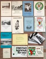 Fristadsbygden. N&aring;got om dess historia, natur och arbetsliv. + Fristad. Gammalt och nytt. N&aring;got om dess historia, natur och arbetsliv. + Fyrtio &aring;r p&aring; Fristads folkh&ouml;gskola. Gudrun Sj&ouml;stedt ber&auml;ttar f&ouml;r Ulla Al&auml;nge och Kerstin Thorburn. + Fristads folkh&ouml;gskola. Elfsborgs l&auml;ns folkh&ouml;gskola 1879-1979, Fristad. + Rygg&aring;sstugorna i Fristad och deras innebyggare. En historisk sammanst&auml;llning. + Sigges gubbar visas av Musik i Fristad. + Fristad p&aring; den tiden. Kommentarer till en vykortsserie med samma namn samt Kort presentation av Fristads Ungdomsorkester. Nr 73/99. + 10 &aring;r med Fristads Ungdomsorkester. + Festival f&ouml;r bl&aring;sare. Bor&aring;s 10-11 juni 1978. Program. + Musik i Fristad 1962-1982. Jubileumskonsert. + Stadgar f&ouml;r Fristads folkh&ouml;gskolas elevf&ouml;rbund. + Fristad kommun f&ouml;r oss! + V&auml;lkommen till AB Gustavsbergs Fabriker, Fristadsfabriken, N. Lundbergs Fabriks AB. Personalinformation
