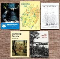 I Sjuh&auml;radsbygd. Utgiven med anledning av Naturskyddss&auml;llskapet i Bor&aring;s 25-&aring;rsjubileum 1952. + F&auml;ltbiologernas smultronst&auml;llen i V&auml;stsverige. + Sjuh&auml;radsnatur. S&ouml;dra &Auml;lvsborgs l&auml;ns Naturv&aring;rdsf&ouml;rbund 1958-1968. + Skyddad natur. &Auml;lvsborgs l&auml;n. + Uppt&auml;ck naturen i &Auml;lvsborgs l&auml;n
