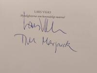 Myndigheterna som konstn&auml;rligt material. Den l&aring;nga historien om Nimis, Arx, Omfalos och Ladonien (sign.)