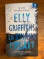 En kvinna i bl&aring;tt