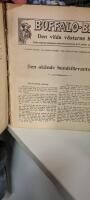 1. Buffalo Bills d&ouml;dsritt genom det fientliga l&auml;gret. 2. Den ok&auml;nde bundsf&ouml;rvanten. 3. De beridna skarpskyttarne. 4. P&aring; sp&aring;r efter Texas skr&auml;ck. 5. Stigfinnaren i de d&ouml;des land. 6. &Ouml;verfallet p&aring; Pr&auml;rieposten. 7. Guldskatternas v&auml;ktare. 8. En gravs hemlighet. 9. Andepilen. 10. Pr&auml;riepolis-truppen. 11. De svarta spejarne. 12. Stigfinnarens segert&aring;g. 13. Den f&ouml;rsvunna diligensen. 14. Gr&auml;nskonungen. 15. D&ouml;dsstigen i den vilda V&auml;stern