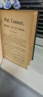 Pat Connor 1. Striden om en kvinna. 2. De stulna kronjuvelerna. 3. En r&ouml;st fr&aring;n andra sidan grafven. 4. En l&auml;kares hemlighet. 5. En dj&auml;fvulsk lidelse. 6. En fruktansv&auml;rd hemlighet. 7. Tr&auml;skets hemlighet. 8. Den hemlighetsfulla tiggaren. 9. Sp&ouml;ket p&aring; "Queen". 10. En drottnings halsband. 11. De svarta p&auml;rlornas hemlighet. 12. Det hemlighetsfulla huset i Stepney. 13. En explosion i bergverket. 14. Familjen Kiddleys &ouml;de. 15. Hos Australiens guldgr&auml;fvare