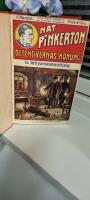 Nat Pinkerton - Detektivernas konung. 1. En f&ouml;rbrytaresammansv&auml;rjning. 2. F&ouml;rskr&auml;ckelsens hus. 3. Legrand, f&ouml;rbrytarekungen. 4. Ett mystiskt mord. 5. Ett attentat mot presidenten. 6. T&aring;gr&ouml;varen. 7. Ett drama p&aring; oceanen. 8. Kinesen Karl. 9. Masson, den fashionable tjuven. 10. Polism&auml;stare och inbrottstjuv. 11. Et (sic!) Ett mord p&aring; &aring;ngaren "Victoria". 12. Hudsons sj&ouml;r&ouml;fvare